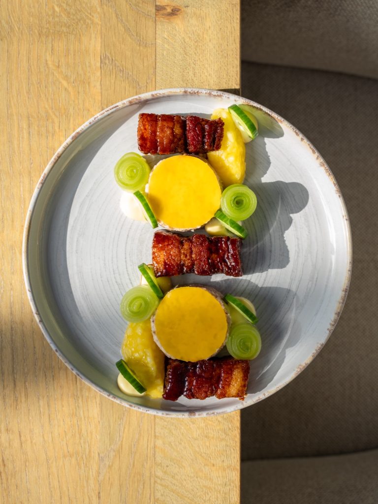 Gelakt buikspek met mango, limoen en lente-ui van bovenaf bij Brasserie Pastis