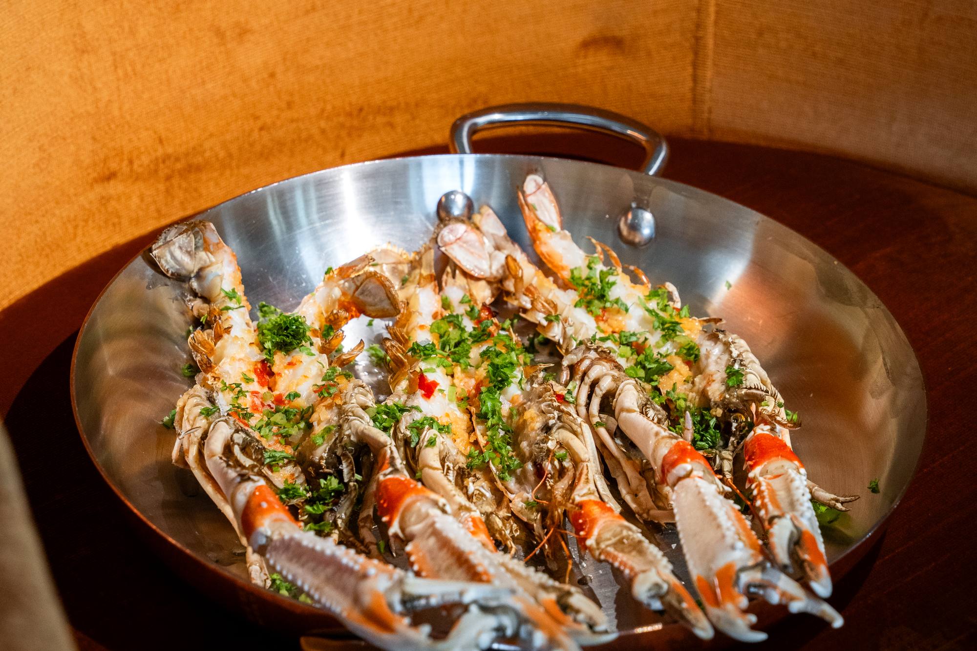 Langoustines met kruiden in een koperen pan bij Brasserie Pastis