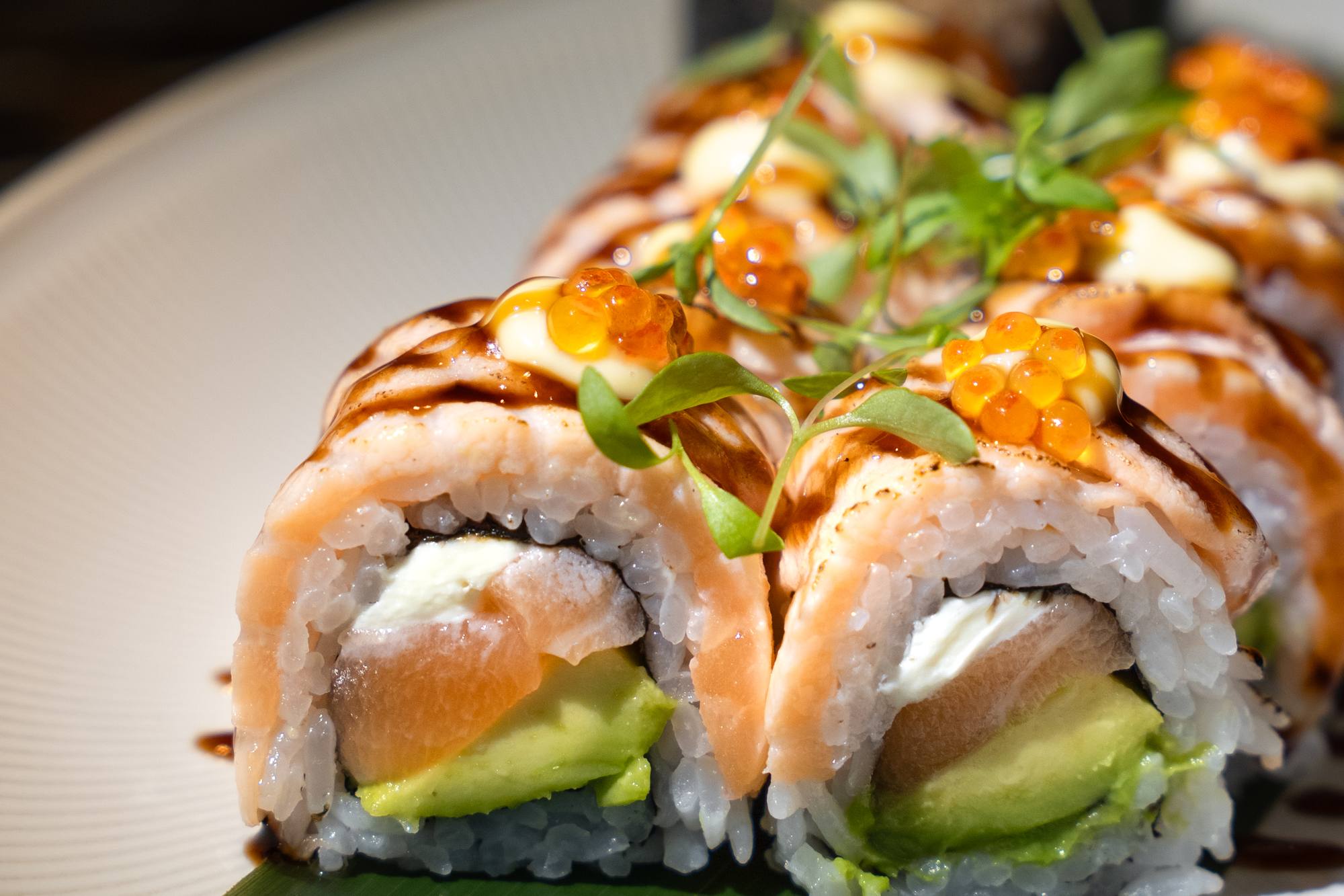 Sushiroll met zalm, avocado en forelkuit van dichtbij bij Brasserie Pastis